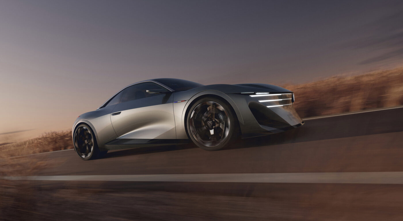 Peugeot RCZ Vision Concept fährt bei Dämmerung auf einer Landstraße – Seitenansicht