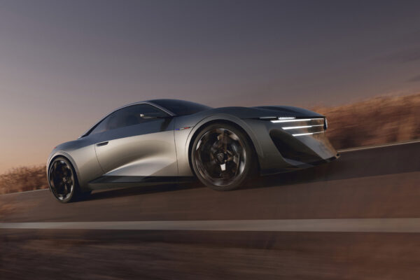 Peugeot RCZ Vision Concept fährt bei Dämmerung auf einer Landstraße – Seitenansicht
