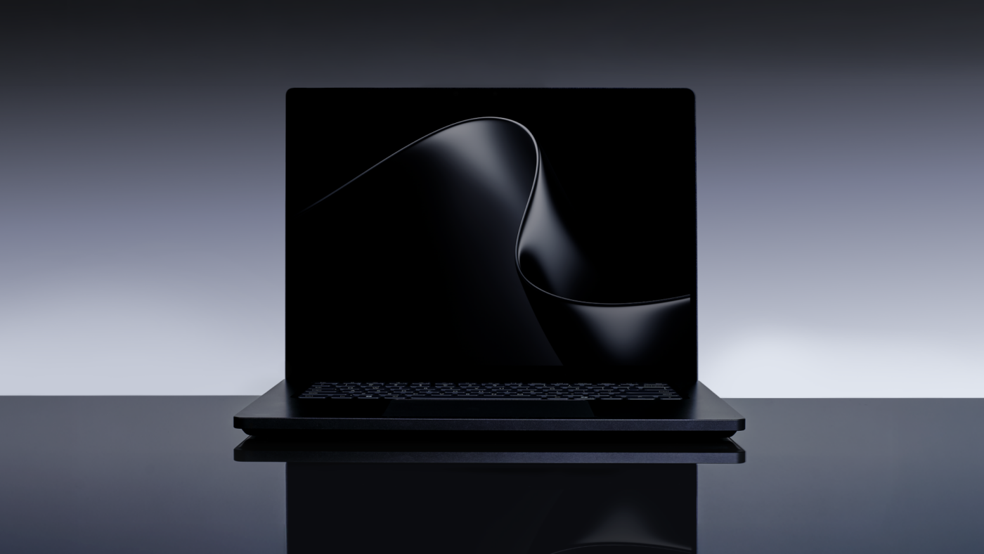 Microsoft Surface Laptop Ultra in Schwarz, frontal auf dunkler Spiegelfläche im Studio