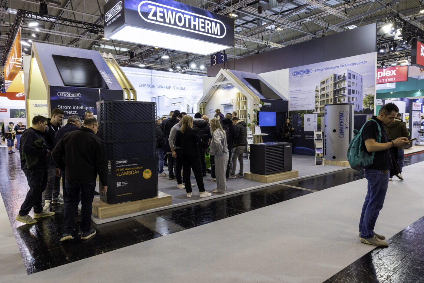 Zewotherm-Messestand auf der GET NORD mit Zewo Lambda Wärmepumpe und Zewo Copar Speicher