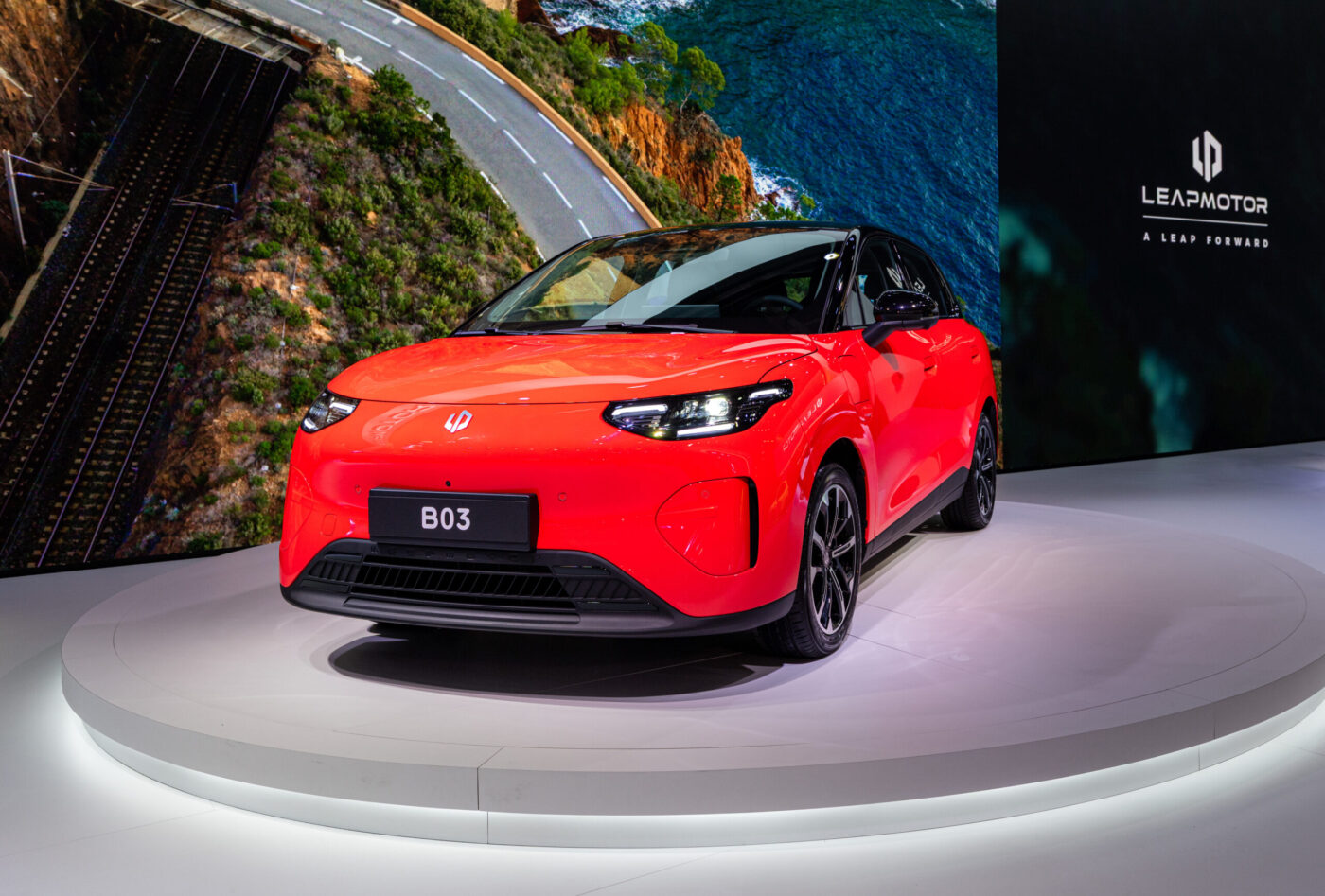 Leapmotor B03 in Rot auf Messepodest, Frontansicht schräg, Europapremiere Paris