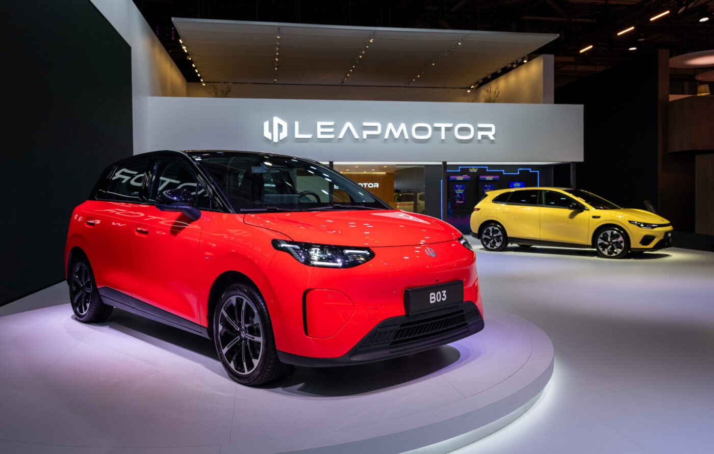 Leapmotor B03 in Rot auf beleuchtetem Messestand, im Hintergrund ein gelbes Leapmotor-Modell