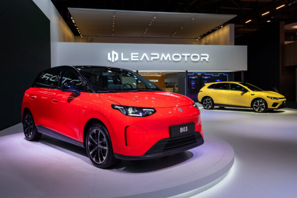 Leapmotor B03 in Rot auf beleuchtetem Messestand, im Hintergrund ein gelbes Leapmotor-Modell