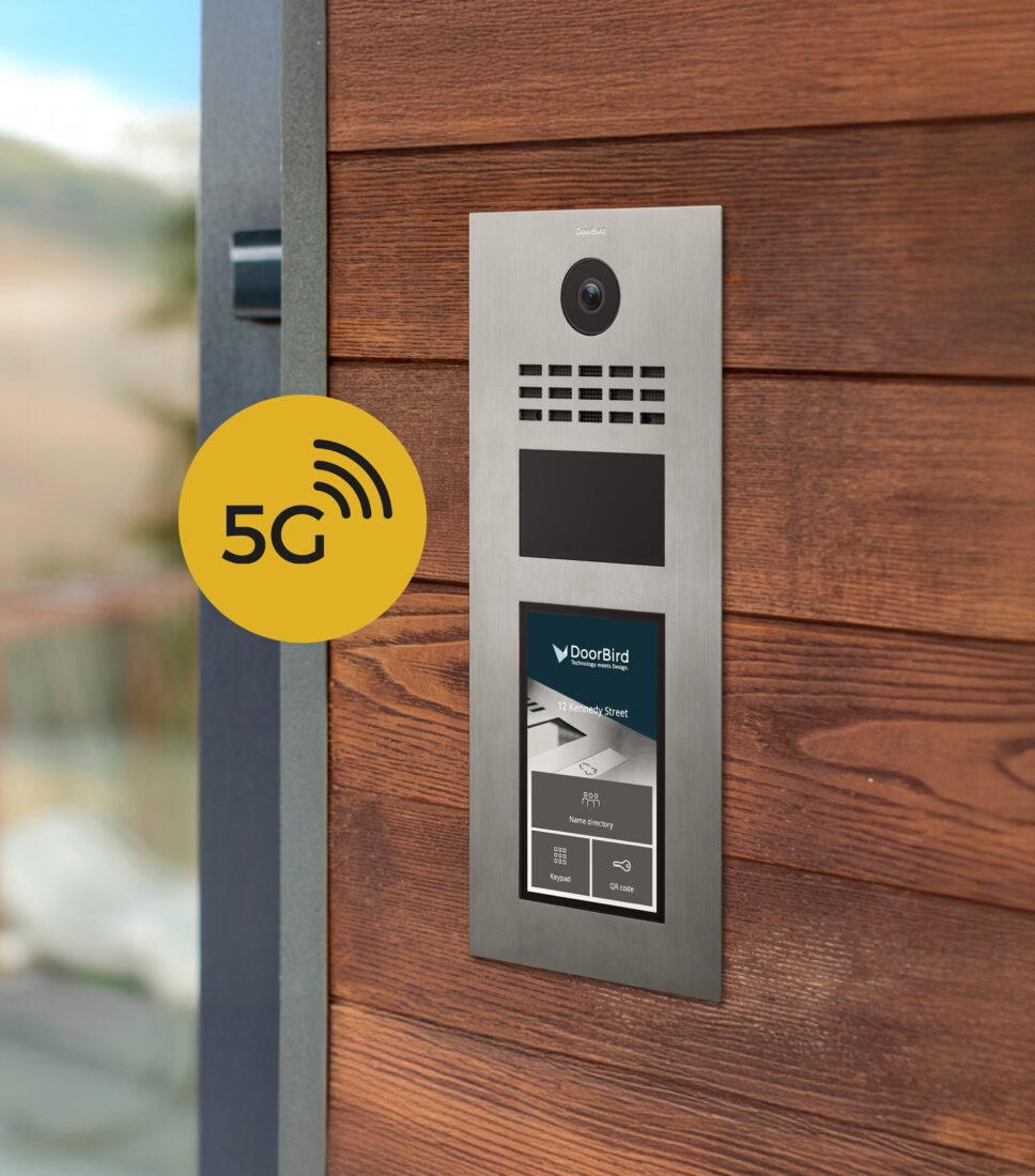 DoorBird D31x-Türstation mit 5G an Holzfassade – Touchdisplay mit Namensverzeichnis, Keypad und QR-Code