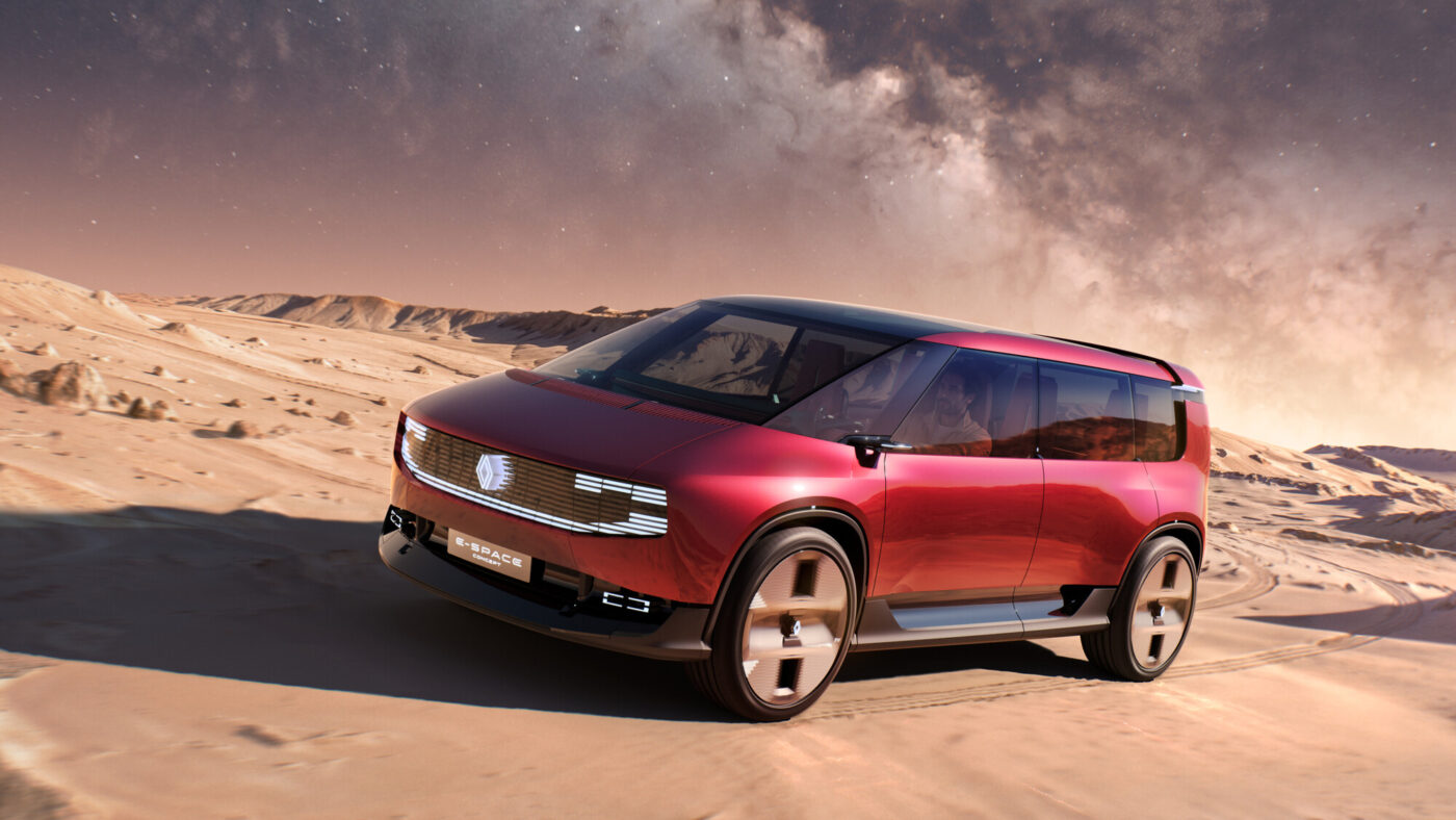 Renault E-Space Concept in Rot fährt durch eine Wüstenlandschaft unter Sternenhimmel
