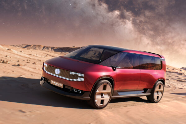 Renault E-Space Concept in Rot fährt durch eine Wüstenlandschaft unter Sternenhimmel