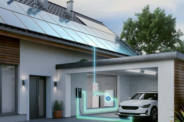 Einfamilienhaus mit Photovoltaik, Elektroauto in der Garage an der Hager-Ladestation witty flex