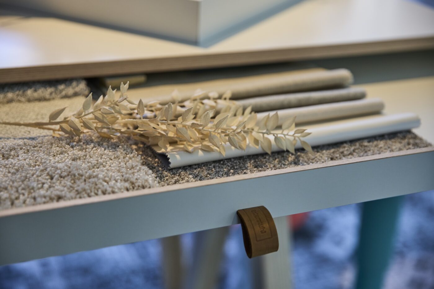 Stoffmuster und Materialien in einem Rahmen auf einem Tisch