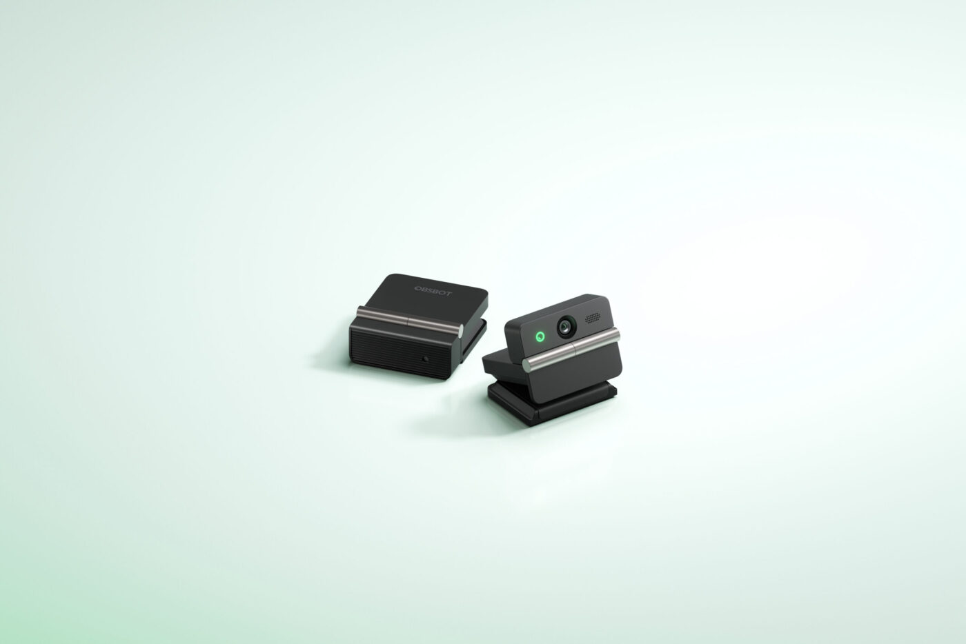 Zwei OBSBOT Meet Flip, eine zugeklappt, eine aufgeklappt mit sichtbarem Objektiv