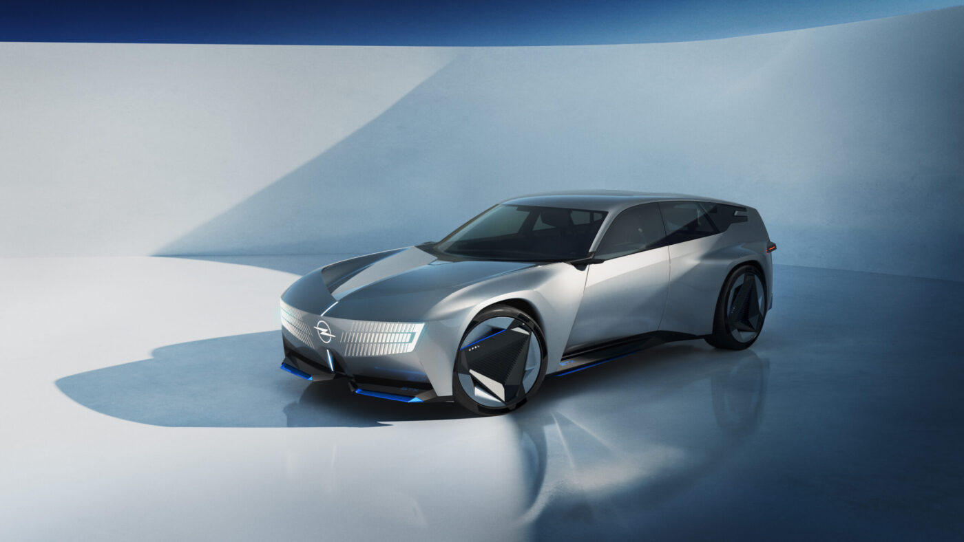 Opel STX Concept in Silber, 3/4-Frontansicht im Studio, blaue LED-Akzente, Opel Vizor