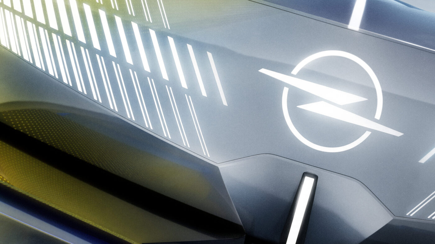Opel STX Concept: Detailaufnahme des beleuchteten Opel Vizor mit Blitz-Logo an der Fronthaube