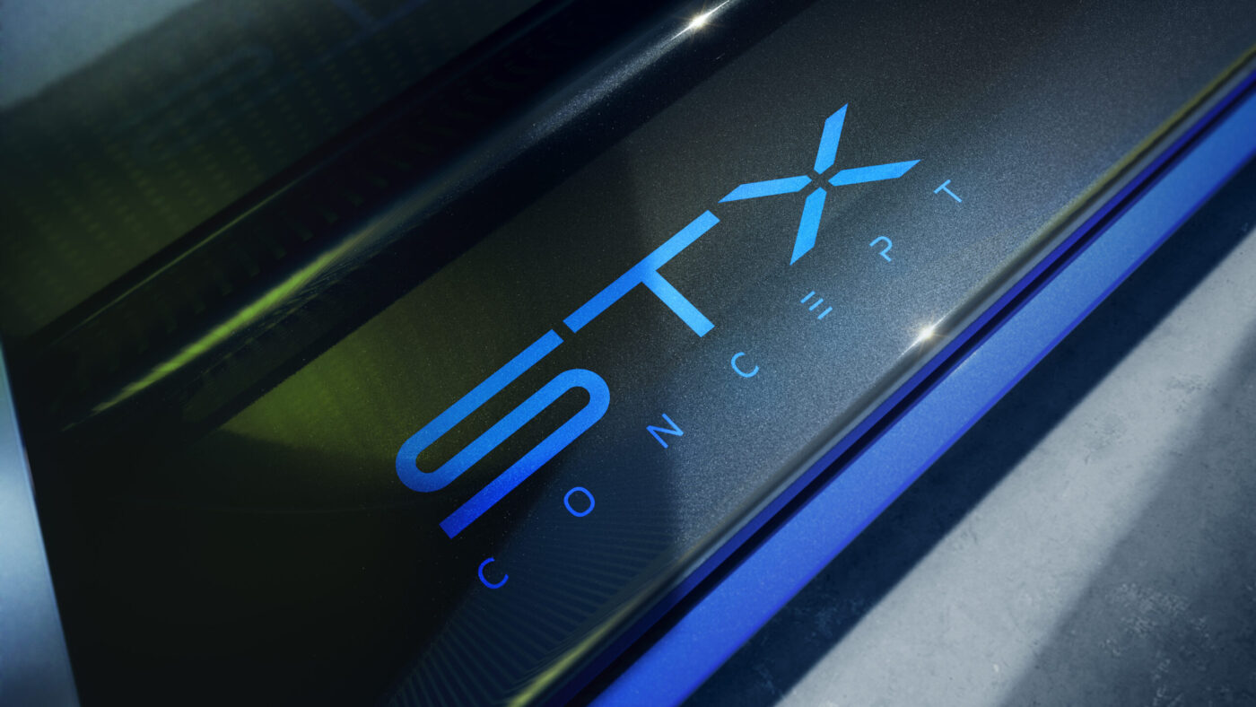 Opel STX Concept – blauer Modellschriftzug auf glänzend-schwarzer Karosserie mit blauer Ambientebeleuchtung