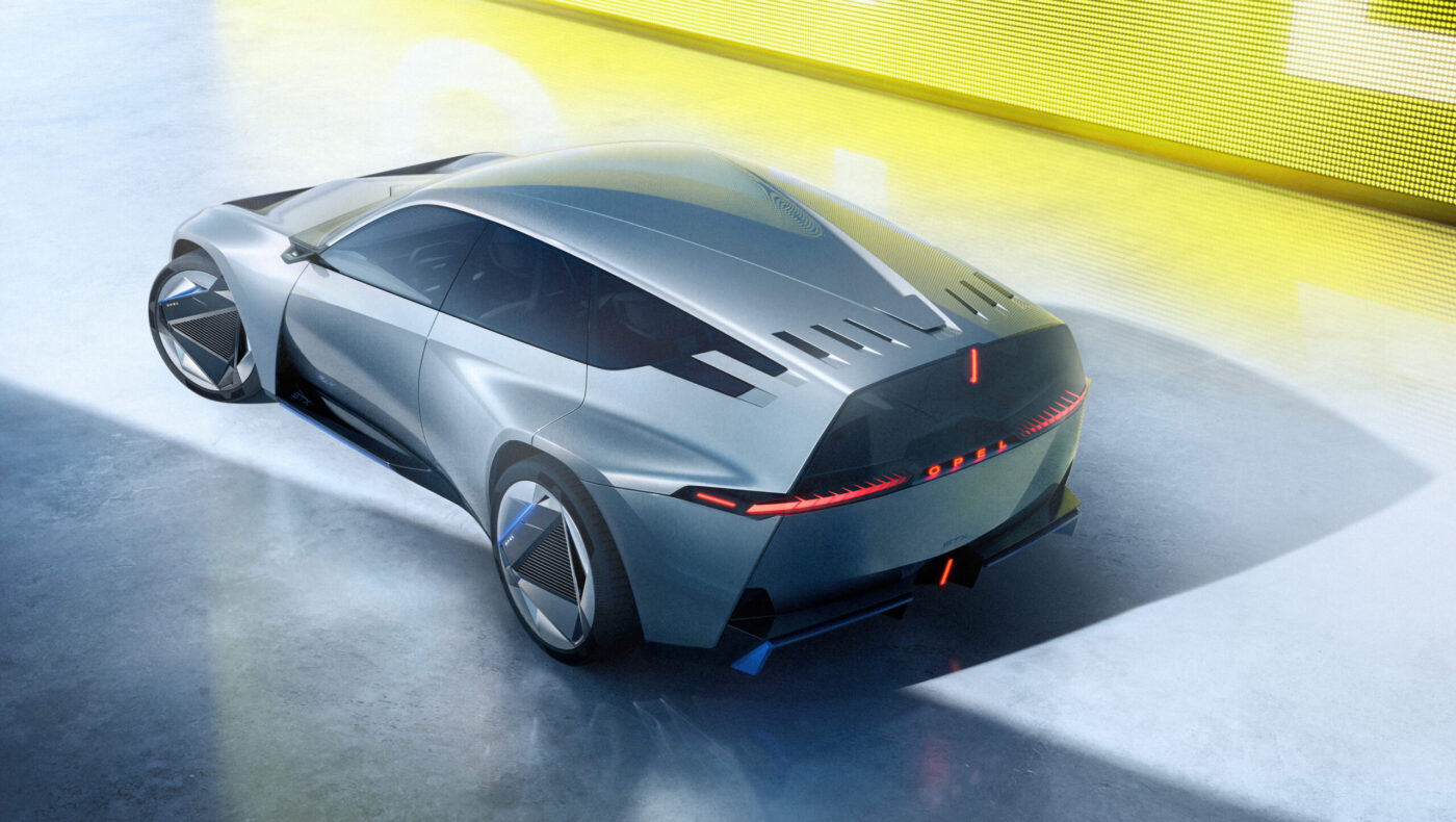 Opel STX Concept in Silber, Heckansicht von oben mit rotem LED-Lichtband und OPEL-Schriftzug