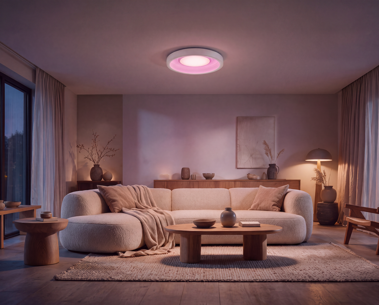 Wohnzimmer mit runder OSRAM-SMART+-Deckenleuchte in rosafarbenem Licht