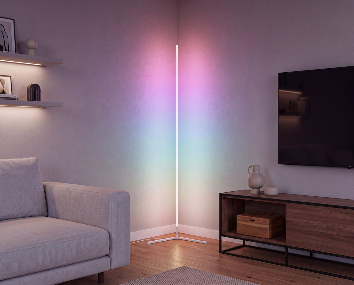 Farbige LED-Stehleuchte von OSRAM SMART+ in einer Zimmerecke