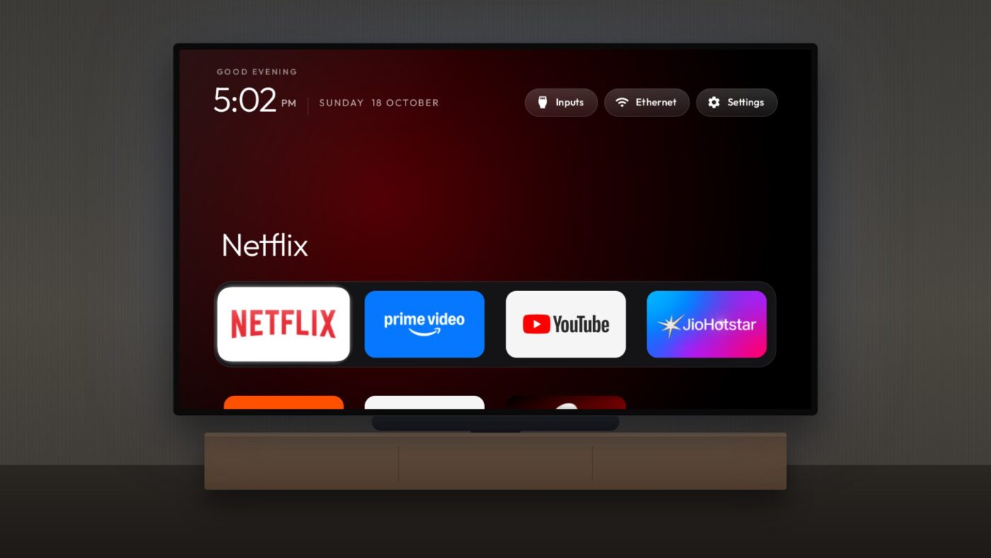 Fernseher mit dem schlichten cleanyourtv-Startbildschirm: Uhrzeit, Datum und eine Reihe mit vier Streaming-Apps