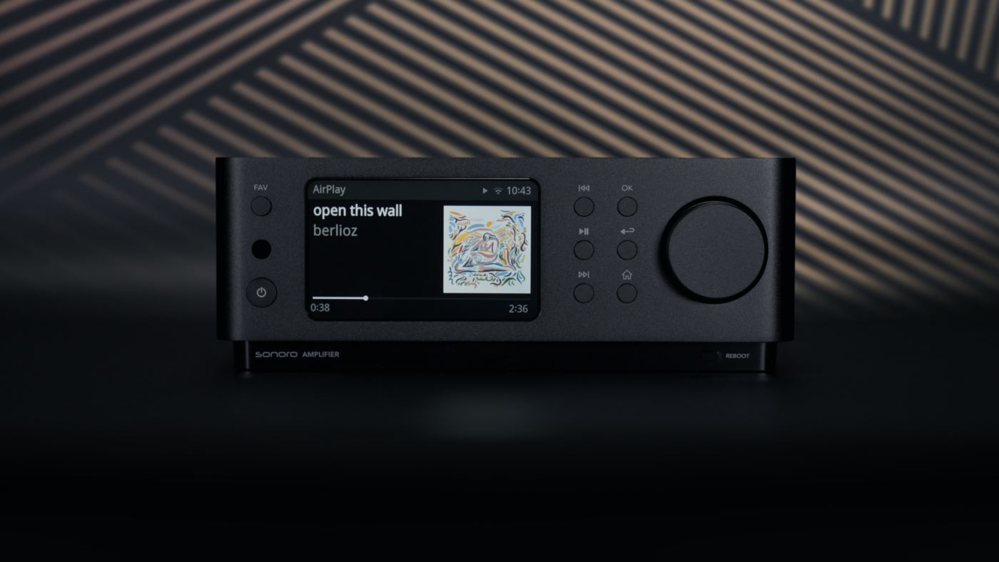 sonoro AMPLIFIER Frontansicht mit Display, das AirPlay-Wiedergabe von berlioz zeigt