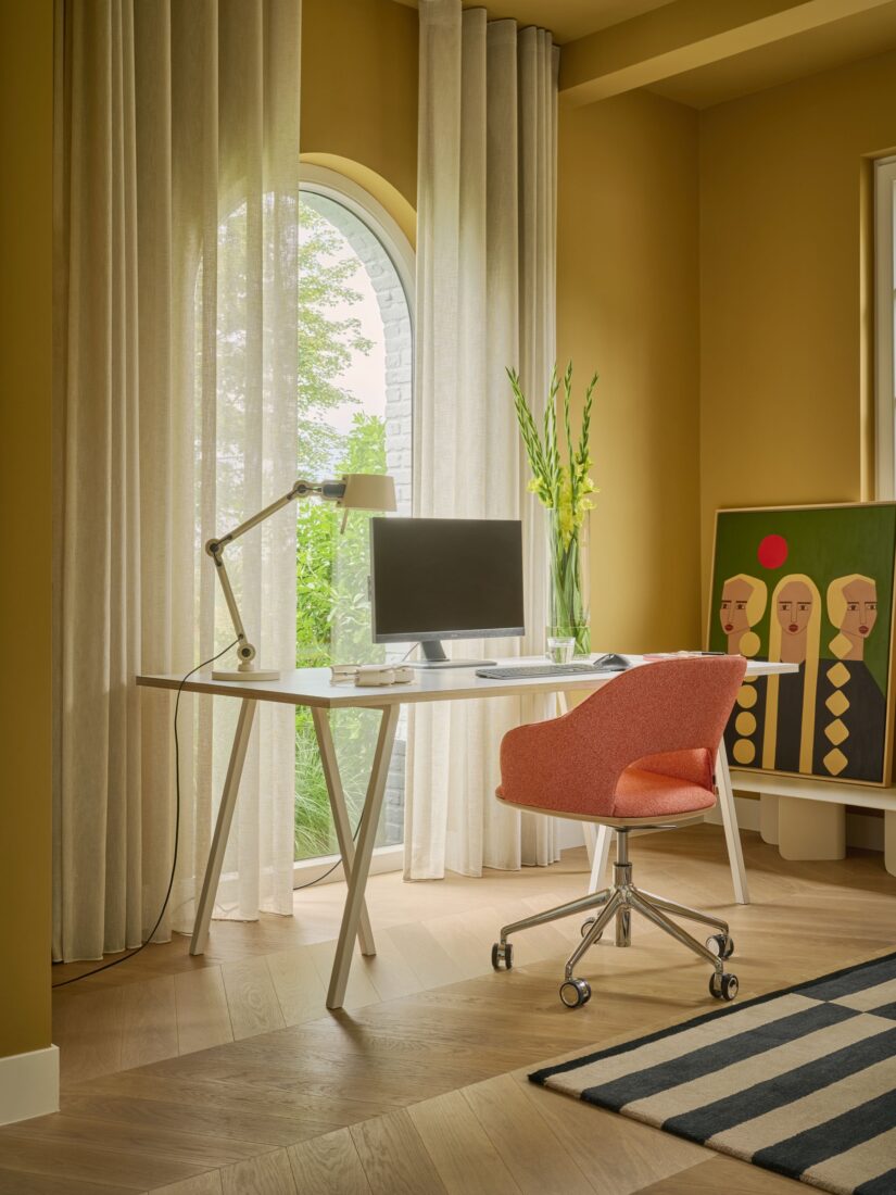 Korallenroter Thonet-Drehsessel 521 an einem Schreibtisch vor einem Bogenfenster