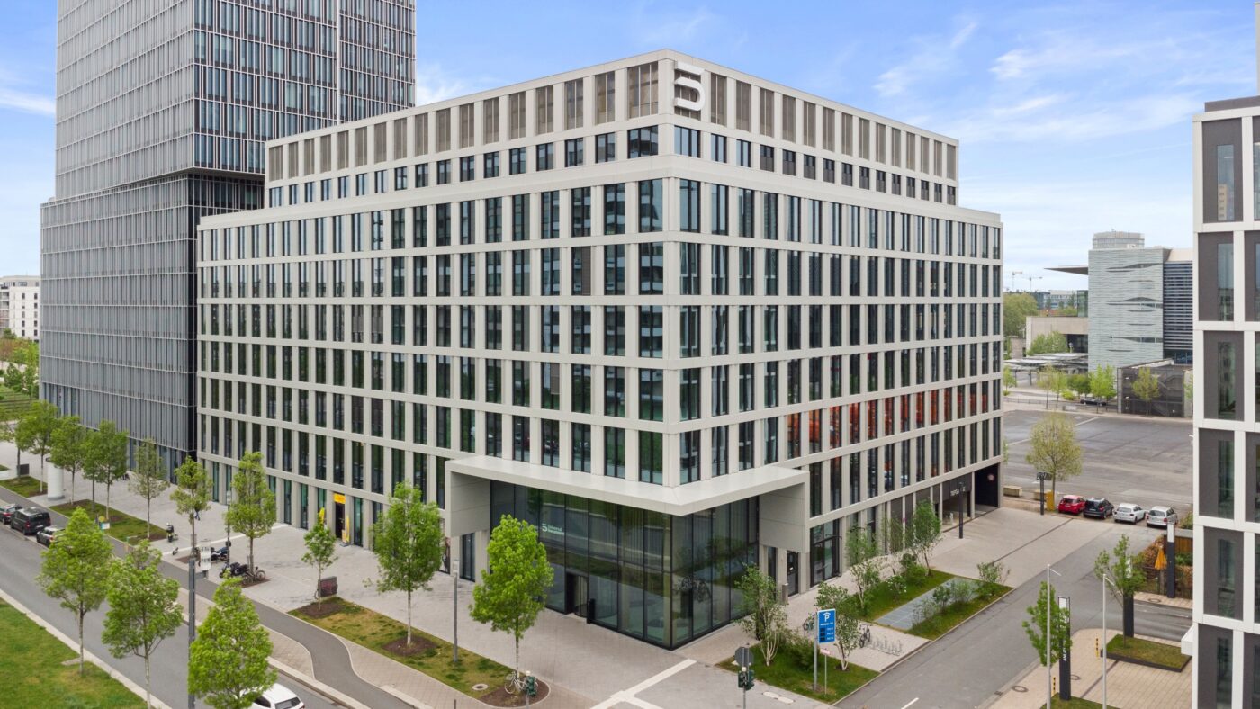 Außenansicht des Bürogebäudes Timber Pioneer im Frankfurter Europaviertel