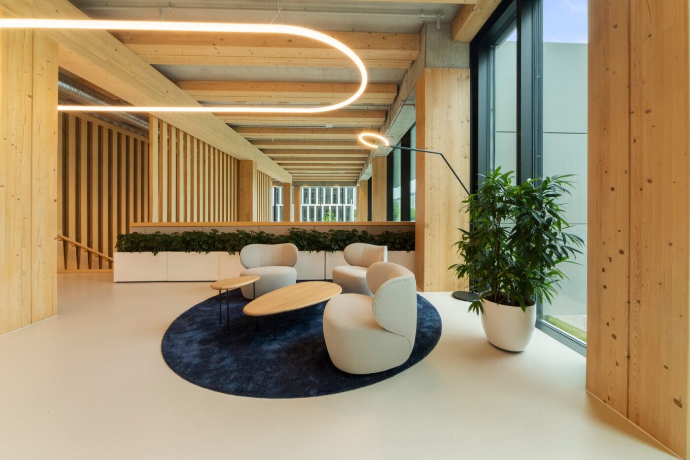 Lesebereich mit Sesseln, Holzwänden und Stehleuchte Vine Light Floor